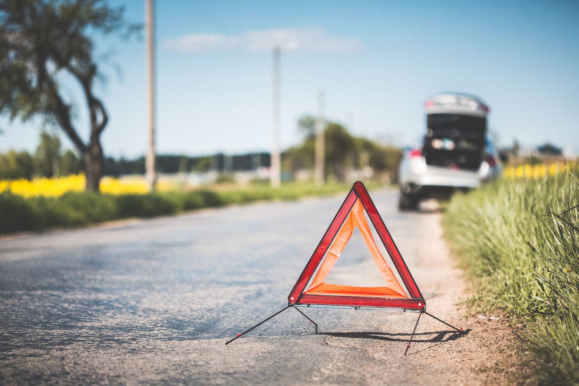 Roadside assistance — warning triangle